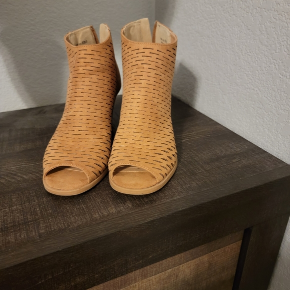CL Laundry Booties - Picture 3 of 5